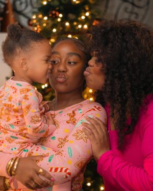 Amber Riley Instagram - The best gifts I could have ever asked for, came from my big sisters! Merry Christmas y’all 🎄🎁

📸: @scoobzdoo