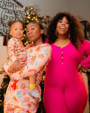 Amber Riley Instagram - The best gifts I could have ever asked for, came from my big sisters! Merry Christmas y’all 🎄🎁

📸: @scoobzdoo