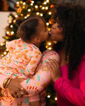 Amber Riley Instagram - The best gifts I could have ever asked for, came from my big sisters! Merry Christmas y’all 🎄🎁

📸: @scoobzdoo
