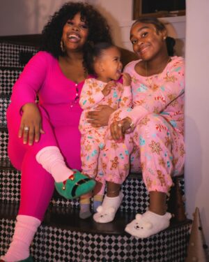 Amber Riley Instagram - The best gifts I could have ever asked for, came from my big sisters! Merry Christmas y’all 🎄🎁

📸: @scoobzdoo