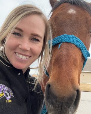 Amberley Snyder Instagram - 🤎🎂 Happy Birthday to the horse who has been my world for 10 years. 17 looks good on you, but I wish we could start again at 6! I owe you a whole lot and am thankful for all you’ve given! Happy Birthday Legacy 🥹🫶🏻

#amberleysnyder #walkriderodeo #frenchopen #legacyakalegs