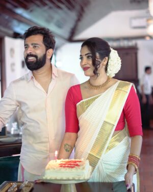 Ameya Mathew Instagram - ഞങ്ങളുടെ ഒരു കുഞ്ഞു രഹസ്യം നിങ്ങളോട് പറയട്ടെ ?!🫢
June 2, 2023, എനിക്ക് വളരെയേറെ സ്പെഷ്യൽ ആണ് . 
കാരണം എൻറെ പിറന്നാൾ ദിനത്തിൽ തന്നെയായിരുന്നു ഞാനും കിരണും തമ്മിലുള്ള രജിസ്റ്റർ മാരേജ് ! 👩‍❤️‍👨💝🧿
 @kirankatticaran 😘😘😘
.
Watch my latest Q&A video on my YouTube Channel to know the story behind these photos ( Our Love Story ) !😍
📸 @gheevarghese 🤩
.
#specialday #registration #lovestory #ayearago #throwback #❤️