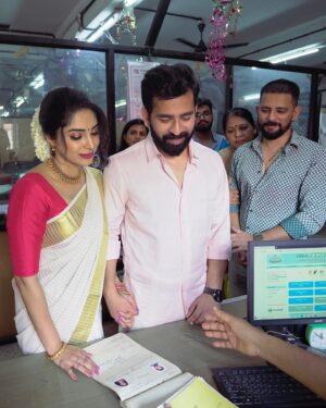 Ameya Mathew Instagram - ഞങ്ങളുടെ ഒരു കുഞ്ഞു രഹസ്യം നിങ്ങളോട് പറയട്ടെ ?!🫢
June 2, 2023, എനിക്ക് വളരെയേറെ സ്പെഷ്യൽ ആണ് . 
കാരണം എൻറെ പിറന്നാൾ ദിനത്തിൽ തന്നെയായിരുന്നു ഞാനും കിരണും തമ്മിലുള്ള രജിസ്റ്റർ മാരേജ് ! 👩‍❤️‍👨💝🧿
 @kirankatticaran 😘😘😘
.
Watch my latest Q&A video on my YouTube Channel to know the story behind these photos ( Our Love Story ) !😍
📸 @gheevarghese 🤩
.
#specialday #registration #lovestory #ayearago #throwback #❤️