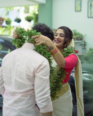 Ameya Mathew Instagram - ഞങ്ങളുടെ ഒരു കുഞ്ഞു രഹസ്യം നിങ്ങളോട് പറയട്ടെ ?!🫢
June 2, 2023, എനിക്ക് വളരെയേറെ സ്പെഷ്യൽ ആണ് . 
കാരണം എൻറെ പിറന്നാൾ ദിനത്തിൽ തന്നെയായിരുന്നു ഞാനും കിരണും തമ്മിലുള്ള രജിസ്റ്റർ മാരേജ് ! 👩‍❤️‍👨💝🧿
 @kirankatticaran 😘😘😘
.
Watch my latest Q&A video on my YouTube Channel to know the story behind these photos ( Our Love Story ) !😍
📸 @gheevarghese 🤩
.
#specialday #registration #lovestory #ayearago #throwback #❤️