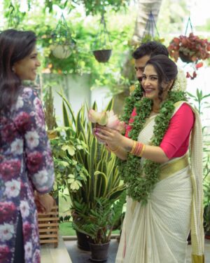 Ameya Mathew Instagram - ഞങ്ങളുടെ ഒരു കുഞ്ഞു രഹസ്യം നിങ്ങളോട് പറയട്ടെ ?!🫢
June 2, 2023, എനിക്ക് വളരെയേറെ സ്പെഷ്യൽ ആണ് . 
കാരണം എൻറെ പിറന്നാൾ ദിനത്തിൽ തന്നെയായിരുന്നു ഞാനും കിരണും തമ്മിലുള്ള രജിസ്റ്റർ മാരേജ് ! 👩‍❤️‍👨💝🧿
 @kirankatticaran 😘😘😘
.
Watch my latest Q&A video on my YouTube Channel to know the story behind these photos ( Our Love Story ) !😍
📸 @gheevarghese 🤩
.
#specialday #registration #lovestory #ayearago #throwback #❤️