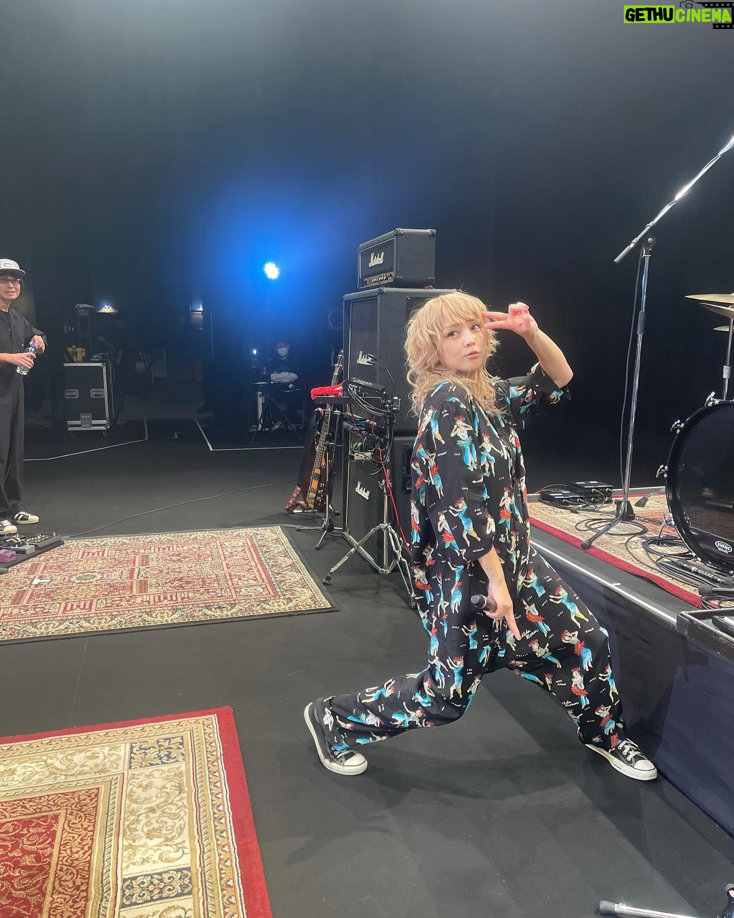Ami Oonuki - 13.7K Likes - 茨城県神栖市にてワンマンライブ終えました! 来てくれた皆さんありがとうございました〜‼️ 父が水戸出身なので、わたしは父の実家に帰ってきたみたいな気持ちでした☺️ 今回はプロのカメラマンに入ってもらったので、カッコイイ写真はまた後ほど出せると思いますが、ライブ中に由美ちゃんがわたしにスマホで撮れと言ったのでパシャリました📸 PUFFY単独としてはこれが今年のライブ納めだったので、本当にいいライブができて大満足でした✨ そして年明けには、こんな可愛い奇跡のような由美ちゃんが50カラットのお誕生日を迎えるので、亜美プレゼンツでライブ?イベント?みたいな変なやつをやります!これも祝いに来てくれよな🥳
#puffy #puffyamiyumi #roadto30 #茨城県神栖市文化センター #MC長かった? #長かったよね #ごめんね #でも楽しくてつい #悪気はなかったんだ #ただ干し芋の話が尽きなくて #全ては干し芋のせい #あ間違えた #乾燥いも #みなさんからいただいたアンケートによる #ベストオブ干し芋は #ストーリーにて発表します #ちなみに干し芋のイントネーション #まだ確認中 #みんなはどっちなの? #セシール? #おとうと?