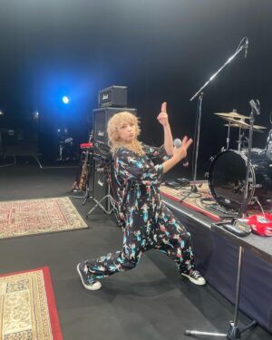 Ami Oonuki Instagram - 茨城県神栖市にてワンマンライブ終えました！ 来てくれた皆さんありがとうございました〜‼️ 父が水戸出身なので、わたしは父の実家に帰ってきたみたいな気持ちでした☺️ 今回はプロのカメラマンに入ってもらったので、カッコイイ写真はまた後ほど出せると思いますが、ライブ中に由美ちゃんがわたしにスマホで撮れと言ったのでパシャリました📸  PUFFY単独としてはこれが今年のライブ納めだったので、本当にいいライブができて大満足でした✨ そして年明けには、こんな可愛い奇跡のような由美ちゃんが50カラットのお誕生日を迎えるので、亜美プレゼンツでライブ？イベント？みたいな変なやつをやります！これも祝いに来てくれよな🥳 
#puffy #puffyamiyumi #roadto30 #茨城県神栖市文化センター #MC長かった？ #長かったよね #ごめんね #でも楽しくてつい #悪気はなかったんだ #ただ干し芋の話が尽きなくて #全ては干し芋のせい #あ間違えた #乾燥いも #みなさんからいただいたアンケートによる #ベストオブ干し芋は #ストーリーにて発表します #ちなみに干し芋のイントネーション #まだ確認中 #みんなはどっちなの？ #セシール？ #おとうと？