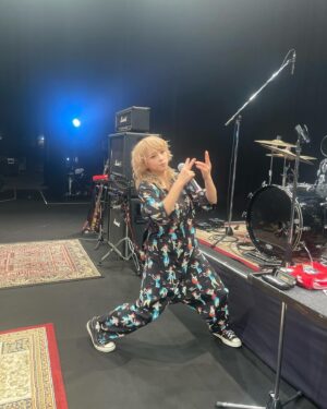 Ami Oonuki Instagram - 茨城県神栖市にてワンマンライブ終えました！ 来てくれた皆さんありがとうございました〜‼️ 父が水戸出身なので、わたしは父の実家に帰ってきたみたいな気持ちでした☺️ 今回はプロのカメラマンに入ってもらったので、カッコイイ写真はまた後ほど出せると思いますが、ライブ中に由美ちゃんがわたしにスマホで撮れと言ったのでパシャリました📸  PUFFY単独としてはこれが今年のライブ納めだったので、本当にいいライブができて大満足でした✨ そして年明けには、こんな可愛い奇跡のような由美ちゃんが50カラットのお誕生日を迎えるので、亜美プレゼンツでライブ？イベント？みたいな変なやつをやります！これも祝いに来てくれよな🥳 
#puffy #puffyamiyumi #roadto30 #茨城県神栖市文化センター #MC長かった？ #長かったよね #ごめんね #でも楽しくてつい #悪気はなかったんだ #ただ干し芋の話が尽きなくて #全ては干し芋のせい #あ間違えた #乾燥いも #みなさんからいただいたアンケートによる #ベストオブ干し芋は #ストーリーにて発表します #ちなみに干し芋のイントネーション #まだ確認中 #みんなはどっちなの？ #セシール？ #おとうと？