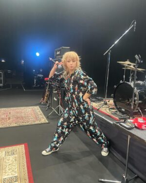 Ami Oonuki Instagram - 茨城県神栖市にてワンマンライブ終えました！ 来てくれた皆さんありがとうございました〜‼️ 父が水戸出身なので、わたしは父の実家に帰ってきたみたいな気持ちでした☺️ 今回はプロのカメラマンに入ってもらったので、カッコイイ写真はまた後ほど出せると思いますが、ライブ中に由美ちゃんがわたしにスマホで撮れと言ったのでパシャリました📸  PUFFY単独としてはこれが今年のライブ納めだったので、本当にいいライブができて大満足でした✨ そして年明けには、こんな可愛い奇跡のような由美ちゃんが50カラットのお誕生日を迎えるので、亜美プレゼンツでライブ？イベント？みたいな変なやつをやります！これも祝いに来てくれよな🥳 
#puffy #puffyamiyumi #roadto30 #茨城県神栖市文化センター #MC長かった？ #長かったよね #ごめんね #でも楽しくてつい #悪気はなかったんだ #ただ干し芋の話が尽きなくて #全ては干し芋のせい #あ間違えた #乾燥いも #みなさんからいただいたアンケートによる #ベストオブ干し芋は #ストーリーにて発表します #ちなみに干し芋のイントネーション #まだ確認中 #みんなはどっちなの？ #セシール？ #おとうと？