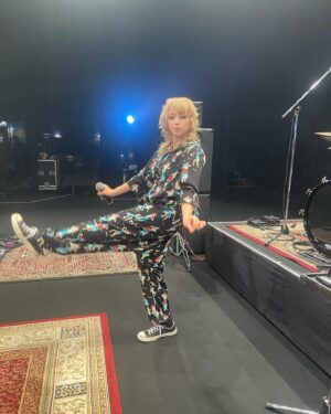 Ami Oonuki Instagram - 茨城県神栖市にてワンマンライブ終えました！ 来てくれた皆さんありがとうございました〜‼️ 父が水戸出身なので、わたしは父の実家に帰ってきたみたいな気持ちでした☺️ 今回はプロのカメラマンに入ってもらったので、カッコイイ写真はまた後ほど出せると思いますが、ライブ中に由美ちゃんがわたしにスマホで撮れと言ったのでパシャリました📸  PUFFY単独としてはこれが今年のライブ納めだったので、本当にいいライブができて大満足でした✨ そして年明けには、こんな可愛い奇跡のような由美ちゃんが50カラットのお誕生日を迎えるので、亜美プレゼンツでライブ？イベント？みたいな変なやつをやります！これも祝いに来てくれよな🥳 
#puffy #puffyamiyumi #roadto30 #茨城県神栖市文化センター #MC長かった？ #長かったよね #ごめんね #でも楽しくてつい #悪気はなかったんだ #ただ干し芋の話が尽きなくて #全ては干し芋のせい #あ間違えた #乾燥いも #みなさんからいただいたアンケートによる #ベストオブ干し芋は #ストーリーにて発表します #ちなみに干し芋のイントネーション #まだ確認中 #みんなはどっちなの？ #セシール？ #おとうと？