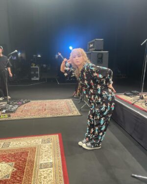 Ami Oonuki Instagram - 茨城県神栖市にてワンマンライブ終えました！ 来てくれた皆さんありがとうございました〜‼️ 父が水戸出身なので、わたしは父の実家に帰ってきたみたいな気持ちでした☺️ 今回はプロのカメラマンに入ってもらったので、カッコイイ写真はまた後ほど出せると思いますが、ライブ中に由美ちゃんがわたしにスマホで撮れと言ったのでパシャリました📸  PUFFY単独としてはこれが今年のライブ納めだったので、本当にいいライブができて大満足でした✨ そして年明けには、こんな可愛い奇跡のような由美ちゃんが50カラットのお誕生日を迎えるので、亜美プレゼンツでライブ？イベント？みたいな変なやつをやります！これも祝いに来てくれよな🥳 
#puffy #puffyamiyumi #roadto30 #茨城県神栖市文化センター #MC長かった？ #長かったよね #ごめんね #でも楽しくてつい #悪気はなかったんだ #ただ干し芋の話が尽きなくて #全ては干し芋のせい #あ間違えた #乾燥いも #みなさんからいただいたアンケートによる #ベストオブ干し芋は #ストーリーにて発表します #ちなみに干し芋のイントネーション #まだ確認中 #みんなはどっちなの？ #セシール？ #おとうと？