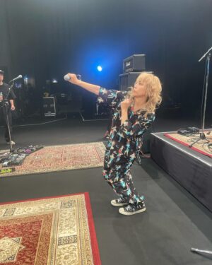 Ami Oonuki Instagram - 茨城県神栖市にてワンマンライブ終えました！ 来てくれた皆さんありがとうございました〜‼️ 父が水戸出身なので、わたしは父の実家に帰ってきたみたいな気持ちでした☺️ 今回はプロのカメラマンに入ってもらったので、カッコイイ写真はまた後ほど出せると思いますが、ライブ中に由美ちゃんがわたしにスマホで撮れと言ったのでパシャリました📸  PUFFY単独としてはこれが今年のライブ納めだったので、本当にいいライブができて大満足でした✨ そして年明けには、こんな可愛い奇跡のような由美ちゃんが50カラットのお誕生日を迎えるので、亜美プレゼンツでライブ？イベント？みたいな変なやつをやります！これも祝いに来てくれよな🥳 
#puffy #puffyamiyumi #roadto30 #茨城県神栖市文化センター #MC長かった？ #長かったよね #ごめんね #でも楽しくてつい #悪気はなかったんだ #ただ干し芋の話が尽きなくて #全ては干し芋のせい #あ間違えた #乾燥いも #みなさんからいただいたアンケートによる #ベストオブ干し芋は #ストーリーにて発表します #ちなみに干し芋のイントネーション #まだ確認中 #みんなはどっちなの？ #セシール？ #おとうと？