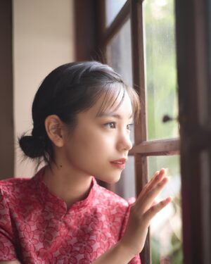 Ami Touma Instagram - いよいよ今年もあと5日ですね！
この一年色んな作品に参加させてもらい、学びも沢山ありました。
来年皆さんにお届け出来るものが沢山あるので、早く年が明けないかな、と思ってます。
そのうちの一つに！
この度写真集を出させていただくことになりました！
この仕事を始めてから今までの自分の姿を撮ってもらいました。
慣れ親しんだ思い出の場所から、初めて行った海外まで、沢山の写真を詰め込んでいます。
ぜひ見てください！3月4日発売です。お楽しみに〜
#写真集
📷　屋山和樹　@yayamax88 
💄　SAKURA  @sakura_hairmake_artist 
👗　Hinata
