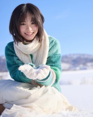 Ami Touma Instagram - いよいよ今年もあと5日ですね！
この一年色んな作品に参加させてもらい、学びも沢山ありました。
来年皆さんにお届け出来るものが沢山あるので、早く年が明けないかな、と思ってます。
そのうちの一つに！
この度写真集を出させていただくことになりました！
この仕事を始めてから今までの自分の姿を撮ってもらいました。
慣れ親しんだ思い出の場所から、初めて行った海外まで、沢山の写真を詰め込んでいます。
ぜひ見てください！3月4日発売です。お楽しみに〜
#写真集
📷　屋山和樹　@yayamax88 
💄　SAKURA  @sakura_hairmake_artist 
👗　Hinata