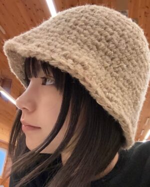 Ami Touma Instagram - 今日から12月、いよいよ2024年もあと1ヶ月というところまで来ましたね！
温かいニットを着ることが出来る季節になってウキウキしてます😊
編み物で作る物も冬用に温かい物をと思って、最近帽子を作りました。
マフラーも地道に作りつつ、手袋なんかも自分で出来たらなーと考えております🧶
12月は、見たい映画も行きたい場所もまだまだ沢山あるので、楽しいが詰まった1ヶ月になりそうです。
皆さんは12月どう過ごしますか？