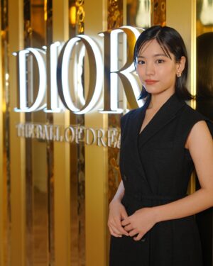 Ami Touma Instagram - Diorのホリデーシーズンのポップアップ、「THE BALL OF DREAMS -ボール オブ ドリームズ-」に行ってきました！
ゴールドの中にDiorホリデーコレクションが散りばめられた空間は、現実ではないような、夢の中を歩いているような感覚でした。
これからのクリスマスに向けて気分を高めてくれる、素敵なイベントでした。
11/30〜12/25まで六本木ヒルズアリーナにて。

#DiorHoliday 
#GiftTheDiorDream 
#ボールオブドリームズ
#PR