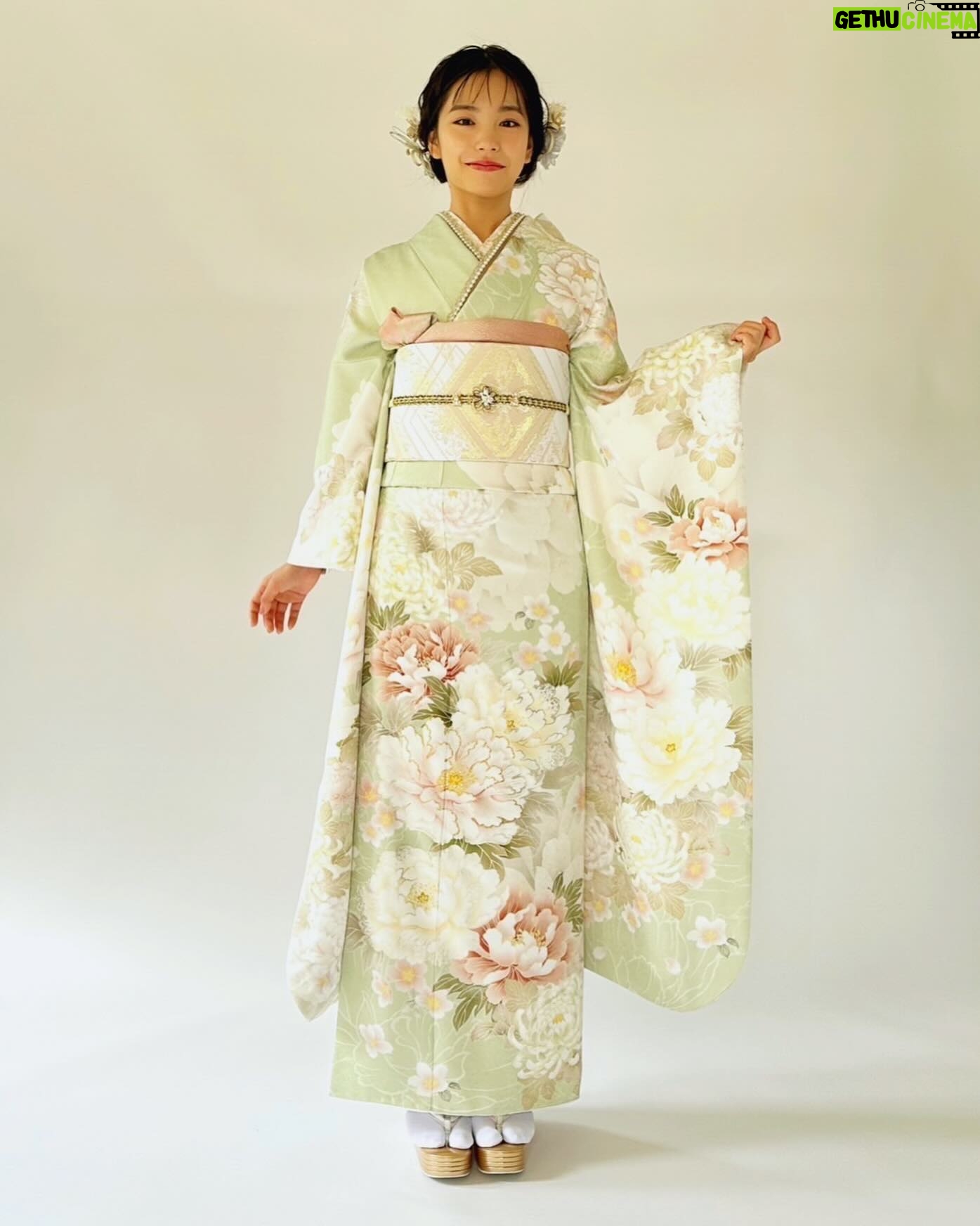 Ami Touma - 27.2K Likes - あけましておめでとうございます🎍
昨年応援して下さった皆様、作品を見てくださっていた皆様、本当にお世話になりました。
カレンダーイベントなどで実際にお会い出来た方も沢山いて、とても幸せな1年でした。
2025年は去年撮っていた作品達をいっぱいお届けできると思います。楽しみにしていてくださると嬉しいです!
今年も、お芝居と元気に楽しく真剣に向き合いながら、健康に気をつけて過ごします。