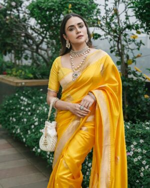 Amruta Khanvilkar Instagram - The last #sareelook of this year 
Wearing @aura_benaras & @sorayaajewels_ 
For #maanapmaan trailer launch 
📸 @himanshuwange 
Makeup by @urvashimakeup_official 
#amrutakhanvilkar