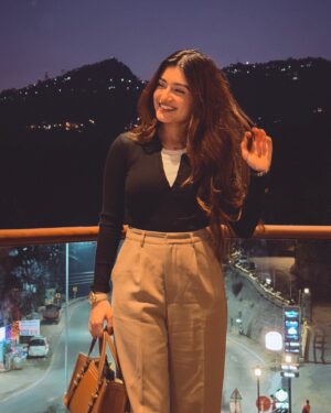 Amulya Rattan Instagram - Casual Elegance👜✨