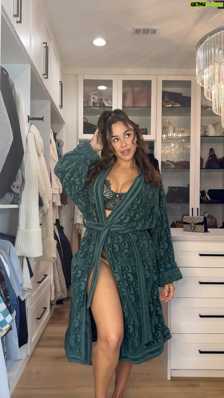 Ana Cheri - 27.3K Likes - My perfect Christmas shopping outfit 🎄
Robe @dior
Boots @dior
Skirt @nastygal
Lingerie @gooseberry
Sweater @revolve
Purse @gucci
Sunnies @chanelofficial