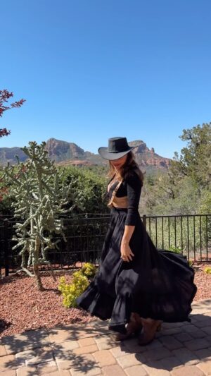 Ana Cheri Instagram - Sedona Outfits 👢🏜️🌞 which one is your favorite?