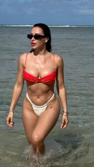Ana Cheri Instagram - Sports Illustrated eat your heart out 😝

Are you a beach person??