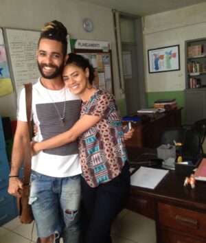 Ana Flavia Cavalcanti Instagram - @vitorralbuquerquee é um grande amor na minha vida, uma amigo amado, um irmão Ribeiro, um pai dos sonhos, um ator muito dedicado e o melhor: rolezero igual a mim. 

Amigo, feliz aniversário são muitos anos desse encontro incrível que tivemos. Amei a seleção das fotos pra evitar constrangimento pelo meu “bom gosto”.

Eu te desejo brisa leve, muito amor e teatro pra sua vida todinha. 
Paz terrível! 

Amo você, amo!
