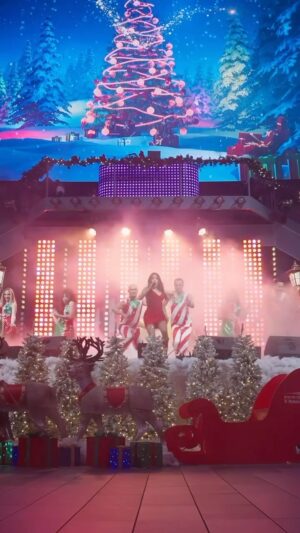Ana Isabelle Instagram - Encendiendo la Navidad en @distritotmobile 🎄♥️ con Holidaze by @dannylugo_choreographer #xmas 
La pasamos brutal a casa llena🙌🏻🇵🇷 #santaclausiscoming 🧑🏼‍🎄🎅🏼 🧊❄️