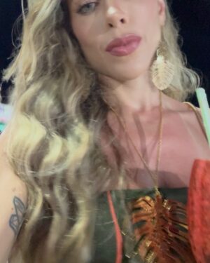 Ana Paula Minerato Instagram - Queridos amigos, amigas e seguidores que tanto estimo… 

O ano de 2024 se encerra e com ele se renova em 2025, nossas energias e esperanças.

Muitos aprendizados colhemos, como bons e eternos alunos da vida!

Deste ano que passou, levo um ensinamento muito importante: “cuidado com suas escolhas, pois com elas, fazemos renúncias e estas podem estar ofuscadas pelos nossos impulsos humanos impensados!”

Desculpem-me àqueles que decepcionei, em especial com colocações advindas de provocações: relações humanas são complicadas quando fazemos Escolhas Erradas!

Que 2025 venha cheio de luz, paz e energias positivas!