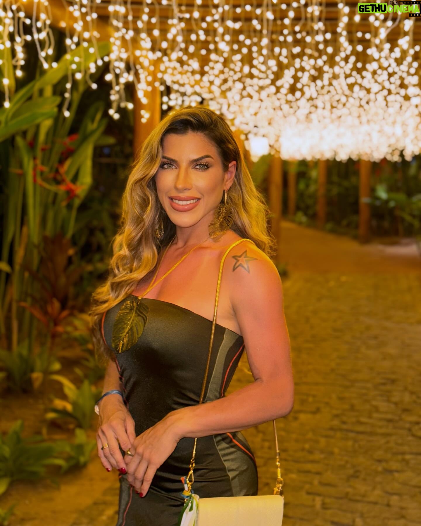 Ana Paula Minerato - 8.5K Likes - Queridos amigos, amigas e seguidores que tanto estimo…
O ano de 2024 se encerra e com ele se renova em 2025, nossas energias e esperanças.
Muitos aprendizados colhemos, como bons e eternos alunos da vida!
Deste ano que passou, levo um ensinamento muito importante: “cuidado com suas escolhas, pois com elas, fazemos renúncias e estas podem estar ofuscadas pelos nossos impulsos humanos impensados!”
Desculpem-me àqueles que decepcionei, em especial com colocações advindas de provocações: relações humanas são complicadas quando fazemos Escolhas Erradas!
Que 2025 venha cheio de luz, paz e energias positivas!