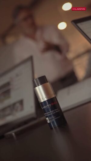Ana Rita Clara Instagram - ✨ Beauty Diaries by Clarins | Episódio 3 ✨

Na agitação da redação do jornal, onde cada segundo conta e as histórias ganham vida, há espaço para algo mais: o cuidado.

Neste episódio, mostramos como Clarins Men se torna parte do dia a dia, mesmo nos ambientes mais intensos. Porque cuidar de nós é essencial, seja qual for o contexto ou o desafio.

Clarins. Sempre presente, em todos os momentos e lugares.
#BeautyDiariesByClarins #ClarinsPortugal #ClarinsMen