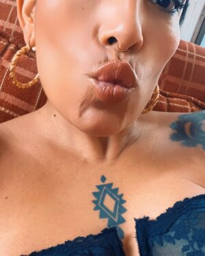 Ana Tijoux Instagram - Me despido de este 2024 lleno de besos 💋💋💋💋💋💋💋💋💋
Con todo tipo de corte de pelo loco y por 
mil y mil millones de besos mas y mas amor !!!!! 

Gracias por los besos ricos de mis hijos y mis papás miau!!!!

Besos al Cielo abuelito Fernando Tijoux 💋❤️ el mas GUAPO!!!!!

Y gracias amor por hacerme sentir tanto 🔥

Vamos humanidad !!!!!!!

Amar es el motor de TODO!🍉🇵🇸🤲🏽🙌🏾❤️

Y viva PRINCE GÉMINIS GANG!!!
