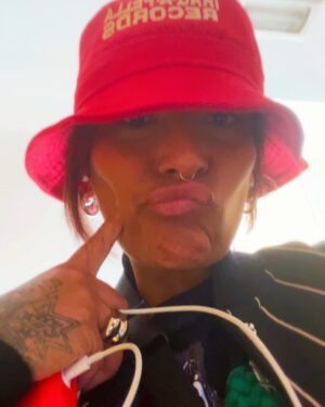 Ana Tijoux Instagram - Me despido de este 2024 lleno de besos 💋💋💋💋💋💋💋💋💋
Con todo tipo de corte de pelo loco y por 
mil y mil millones de besos mas y mas amor !!!!! 

Gracias por los besos ricos de mis hijos y mis papás miau!!!!

Besos al Cielo abuelito Fernando Tijoux 💋❤️ el mas GUAPO!!!!!

Y gracias amor por hacerme sentir tanto 🔥

Vamos humanidad !!!!!!!

Amar es el motor de TODO!🍉🇵🇸🤲🏽🙌🏾❤️

Y viva PRINCE GÉMINIS GANG!!!