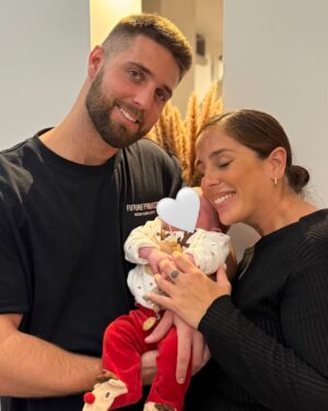 Anabel Pantoja Instagram - Su primera Navidad 🎄 🙏🏼🎁👶🏼🍼🥹
Que jamás olvidaremos 💔