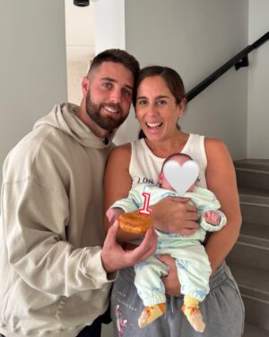 Anabel Pantoja Instagram - Su primera Navidad 🎄 🙏🏼🎁👶🏼🍼🥹
Que jamás olvidaremos 💔
