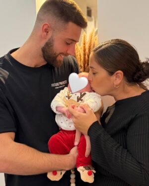 Anabel Pantoja Instagram - Su primera Navidad 🎄 🙏🏼🎁👶🏼🍼🥹
Que jamás olvidaremos 💔