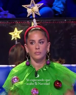 Anabel Pantoja Instagram - Su primera Navidad 🎄 🙏🏼🎁👶🏼🍼🥹
Que jamás olvidaremos 💔