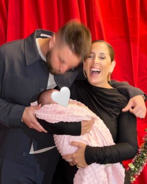Anabel Pantoja Instagram - Despidiendo el año como nunca 💔🎊👶🏼🙏🏼🤍
#2025 #alma #familia