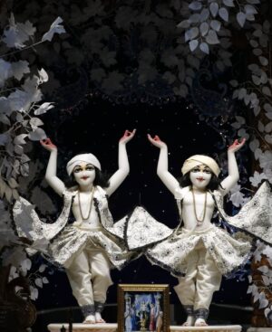Anagha Bhosale Instagram - 🤍🌷 If u have them in your life u have everything, if u don’t have them in ur life u have nothing ….so please start chanting Hare Krishna Mahamantra everyone 🦚
.
Hare Krishna Hare Krishna Krishna Krishna Hare Hare 
Hare Rama Hare Rama Rama Rama Hare Hare