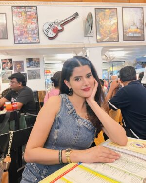 Anahita Bhooshan Instagram - The last chapter of the year, make it count. 💫❄️
Also, it was my first time at the Leopold Cafe and I absolutely loveddd the food. 😋