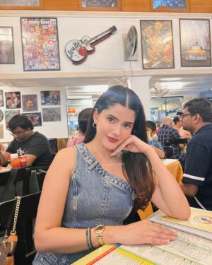 Anahita Bhooshan Instagram - The last chapter of the year, make it count. 💫❄️
Also, it was my first time at the Leopold Cafe and I absolutely loveddd the food. 😋