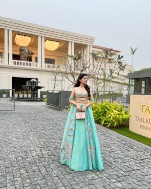 Anahita Bhooshan Instagram - Throwing it back because these pics deserve their moment… and, let’s be real, my camera roll is officially out of fresh content! 😅📸
.
Outfit- @aasthasoodstudio 
.
.

#DesiVibes #IndianAttire #TraditionalLook #EthnicWear #DesiSwag #IndianFashion #CulturalElegance