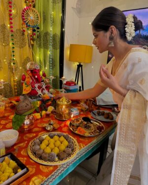 Anamica Kadamb Instagram - 🤍 saree, Bindi aur Bhakti 🙏
#saree #ethnic#bindi #nath #bhartiyanaree #anamicakadamb #ganpatibappamorya #ganeshchaturthi