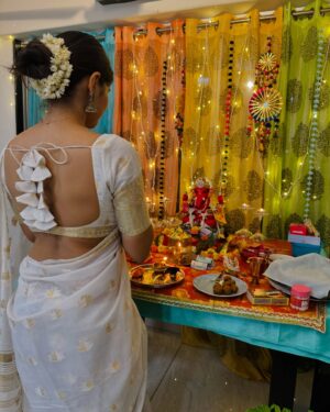Anamica Kadamb Instagram - 🤍 saree, Bindi aur Bhakti 🙏
#saree #ethnic#bindi #nath #bhartiyanaree #anamicakadamb #ganpatibappamorya #ganeshchaturthi