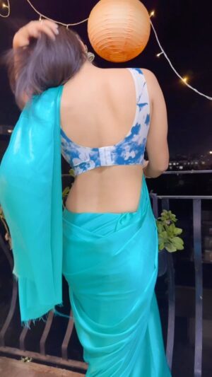 Anamica Kadamb Instagram - I AM LOVE 🩵 agree ??? 
#love #saree #trending #trendingreels #viral #indiangirl #bindi #sareelove #bollywood #heroine #slowmo #instavideo #anamicakadamb