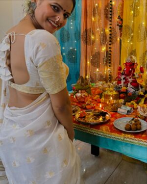 Anamica Kadamb Instagram - 🤍 saree, Bindi aur Bhakti 🙏
#saree #ethnic#bindi #nath #bhartiyanaree #anamicakadamb #ganpatibappamorya #ganeshchaturthi