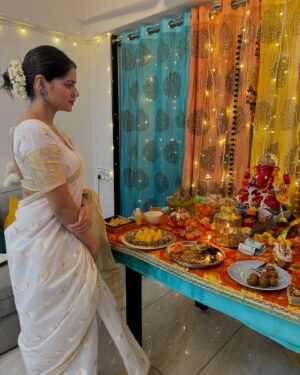 Anamica Kadamb Instagram - 🤍 saree, Bindi aur Bhakti 🙏
#saree #ethnic#bindi #nath #bhartiyanaree #anamicakadamb #ganpatibappamorya #ganeshchaturthi