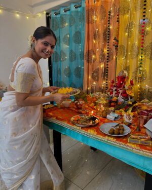Anamica Kadamb Instagram - 🤍 saree, Bindi aur Bhakti 🙏
#saree #ethnic#bindi #nath #bhartiyanaree #anamicakadamb #ganpatibappamorya #ganeshchaturthi