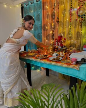 Anamica Kadamb Instagram - 🤍 saree, Bindi aur Bhakti 🙏
#saree #ethnic#bindi #nath #bhartiyanaree #anamicakadamb #ganpatibappamorya #ganeshchaturthi