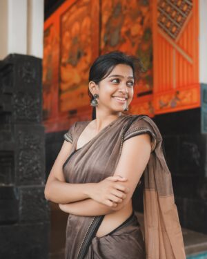 Ananthika Sanilkumar Instagram - soaking it all in ✨🤎
:
Saree : @thenmozhidesigns 
📸 : @athul_whiteramp